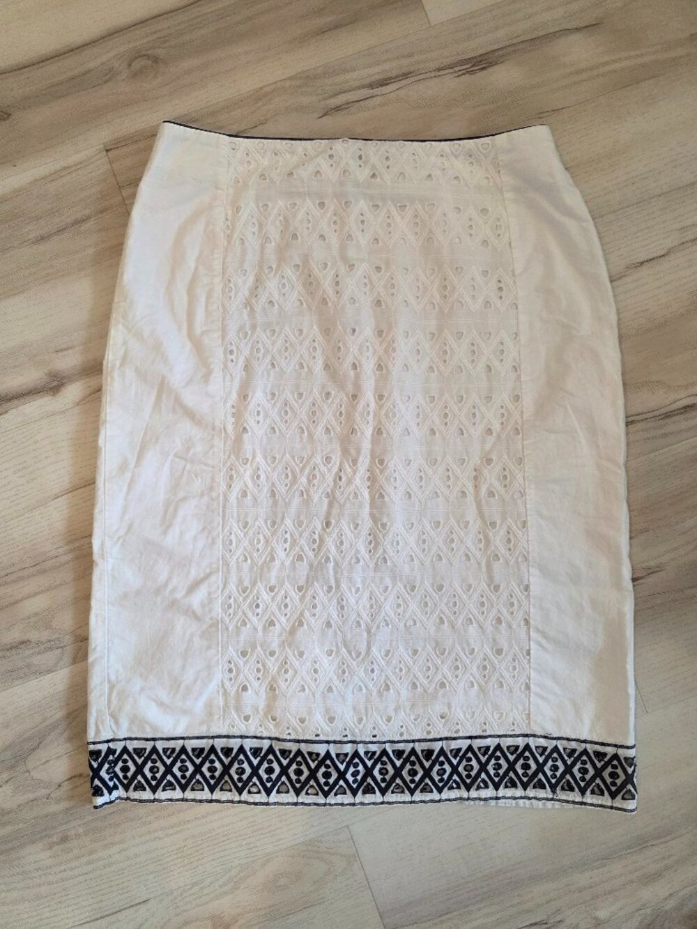 Adrianna Papell White Eyelet A-Line Midi Skirt Navy Embroidered Hem Size 4